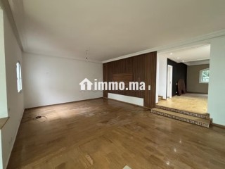 Somptueuse villa à louer à Ain Diab. 4 chambres agréables. Double vitrage et chauffage central - Villa à louer - Casablanca