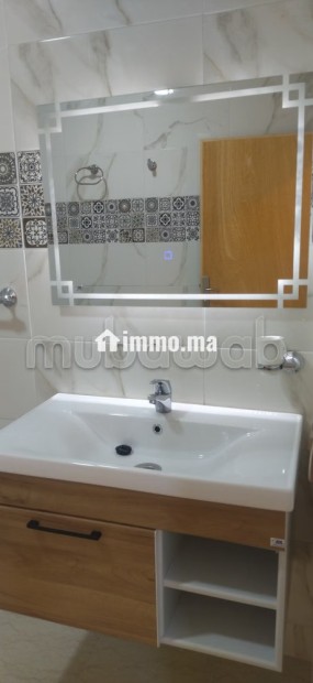Appartement à louer à Ben Guerir.
Superficie 100 m².
Salon traditionnel et porte blindée - Location Immobilier - Ben guerir - photo 2