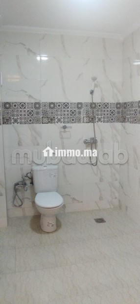 Appartement à louer à Ben Guerir.
Superficie 100 m².
Salon traditionnel et porte blindée - Location Immobilier - Ben guerir - photo 3