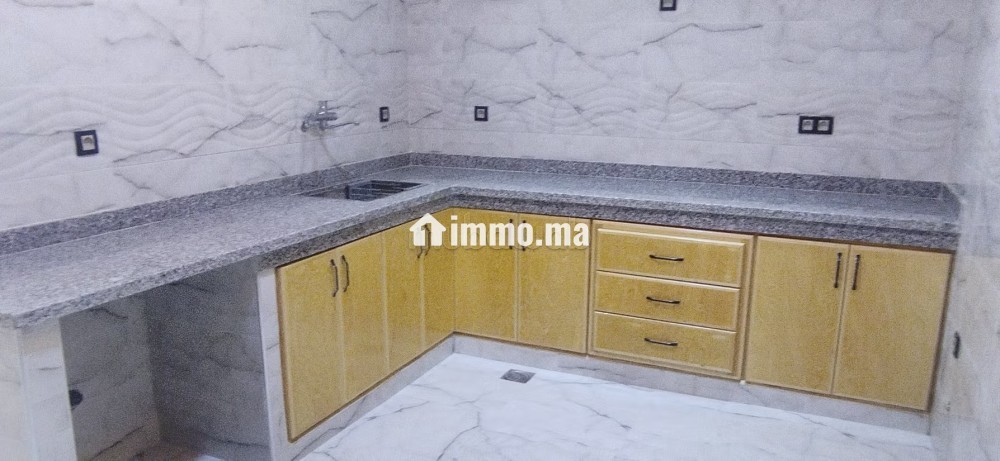 Appartement à louer à Ben Guerir.
Superficie 100 m².
Salon traditionnel et porte blindée - Location Immobilier - Ben guerir - photo 4