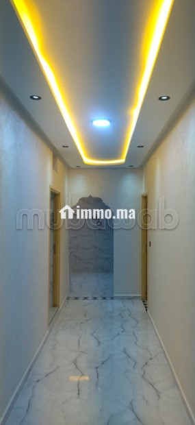 Appartement à louer à Ben Guerir.
Superficie 100 m².
Salon traditionnel et porte blindée - Location Immobilier - Ben guerir - photo 5