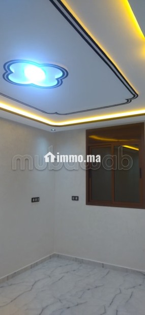 Appartement à louer à Ben Guerir.
Superficie 100 m².
Salon traditionnel et porte blindée - Location Immobilier - Ben guerir - photo 6