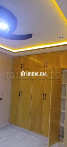 Appartement à louer à Ben Guerir.
Superficie 100 m².
Salon traditionnel et porte blindée - Location Immobilier - Ben guerir - photo 7