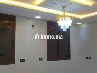 Appartement à louer à Ben Guerir.
Superficie 100 m².
Salon traditionnel et porte blindée - Appartement à louer - Ben guerir