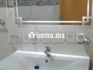 Appartement à louer à Ben Guerir.
Superficie 100 m².
Salon traditionnel et porte blindée - Appartement à louer - Ben guerir