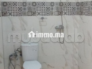 Appartement à louer à Ben Guerir.
Superficie 100 m².
Salon traditionnel et porte blindée - Appartement à louer - Ben guerir