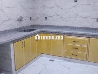 Appartement à louer à Ben Guerir.
Superficie 100 m².
Salon traditionnel et porte blindée - Appartement à louer - Ben guerir