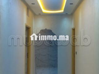 Appartement à louer à Ben Guerir.
Superficie 100 m².
Salon traditionnel et porte blindée - Appartement à louer - Ben guerir