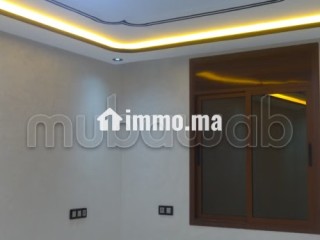 Appartement à louer à Ben Guerir.
Superficie 100 m².
Salon traditionnel et porte blindée - Appartement à louer - Ben guerir
