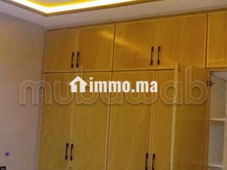 Appartement à louer à Ben Guerir.
Superficie 100 m².
Salon traditionnel et porte blindée - Appartement à louer - Ben guerir