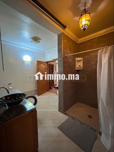 Villa de standing à louer pour vos vacances à Agadir Melloul. 6 chambres. Places de parking et beau jardin - Vente Immobilier - Autre - photo 3