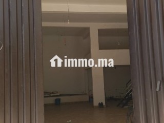 Location d’un carage avec cave et mezzanine dans un e zone à fort potentiel et en émergence - Local commercial à louer - Temara