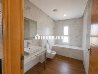 Villa de 410 m² terrain et 427 m² construit - Villa à vendre - Bouskoura