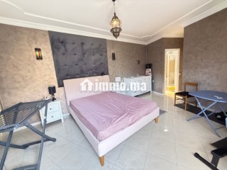 Bel appartement en location à Hay El Menzah. 4 pièces confortables. Salon traditionnel et porte blindée - Appartement à louer - Rabat