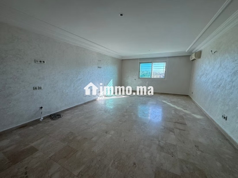 Bureaux à louer à Riyad. Superficie 200 m². Ascenseur et terrasse - Location Immobilier - Rabat - photo 3