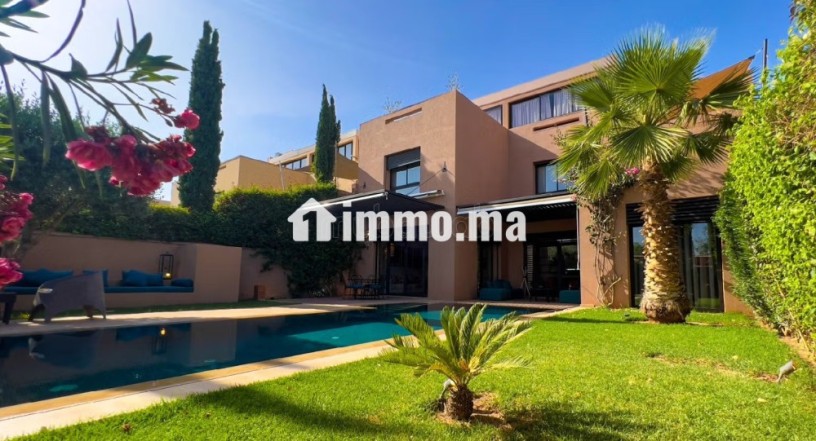 belle-villa-en-location-de-vacances-sur-un-golf-big-2