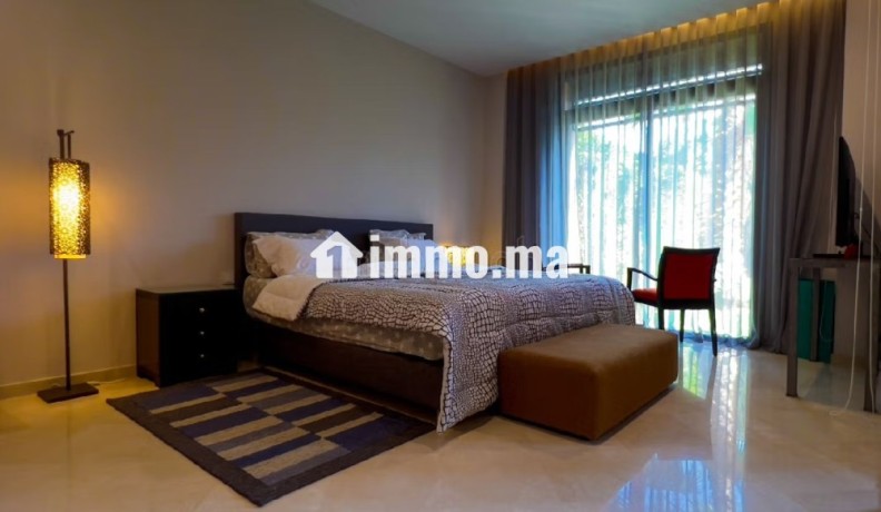 belle-villa-en-location-de-vacances-sur-un-golf-big-4