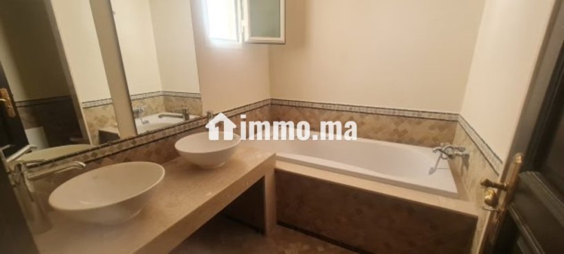 a-louer-villa-avec-jardin-prive-sans-vis-a-vis-residence-avec-piscine-vue-mer-big-14