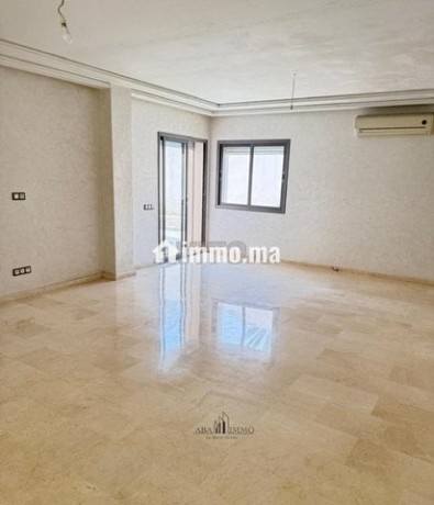 grand-appartement-de-220-m2-entoure-de-terrasses-big-0