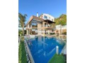 villa-de-luxe-avec-piscine-jardin-small-0