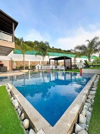 villa-de-luxe-avec-piscine-jardin-big-1