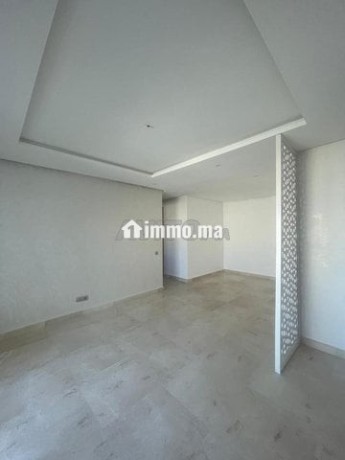 appartement-au-huitieme-etage-a-louer-big-1