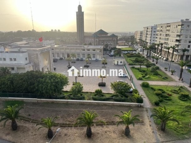 grand-bureau-au-parc-avec-une-belle-vue-degagee-big-0