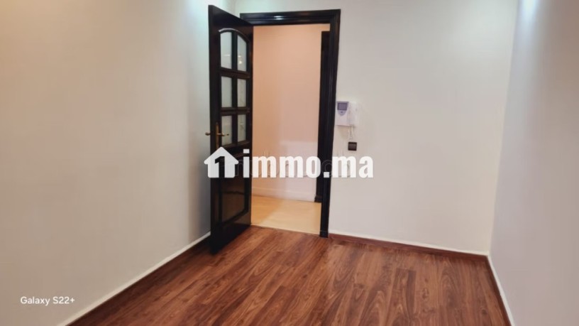 location-appt-vide-avec-terrasse-a-racine-big-8