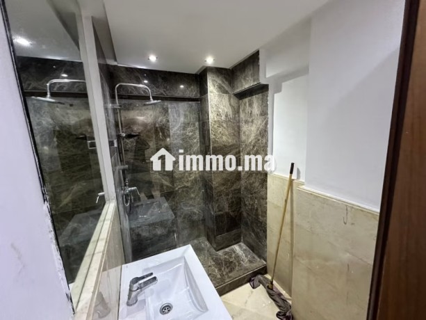 location-de-bureaux-a-bourgogne-ouest-superficie-60-m2-avec-ascenseur-big-5
