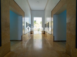 Louez cet appartement à Ain Mezouar. 4 grandes pièces. Meublé - Appartement à louer