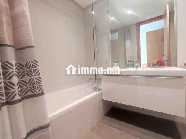 bel-appartement-en-location-a-ain-diab-vue-sur-mer-2-belles-chambres-meuble-big-9