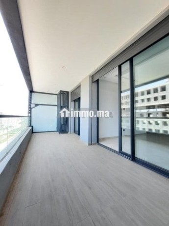 studio-72m-dont-terrasse-a-cfc-big-0
