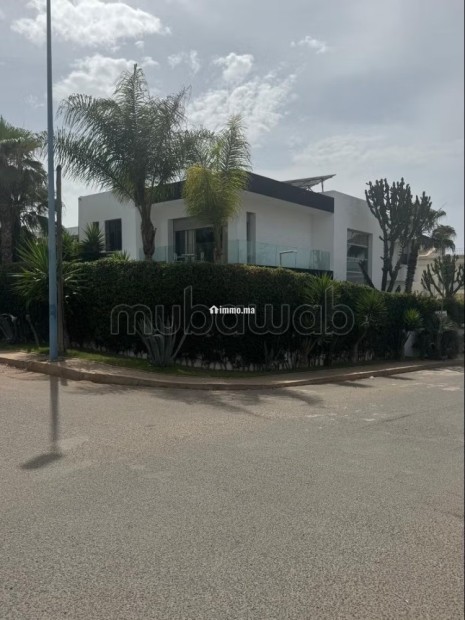 Magnifique villa à vendre à Ain Diab.
Surface de 450 m².
Bien meublé - Vente Immobilier - Casablanca - photo 3
