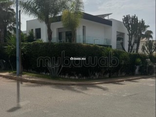 Magnifique villa à vendre à Ain Diab.
Surface de 450 m².
Bien meublé - Villa à vendre - Casablanca