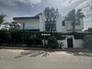 Magnifique villa à vendre à Ain Diab.
Surface de 450 m².
Bien meublé - Villa à vendre - Casablanca