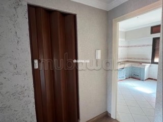 Appartement rénové vide en location usage bureau - Appartement à louer