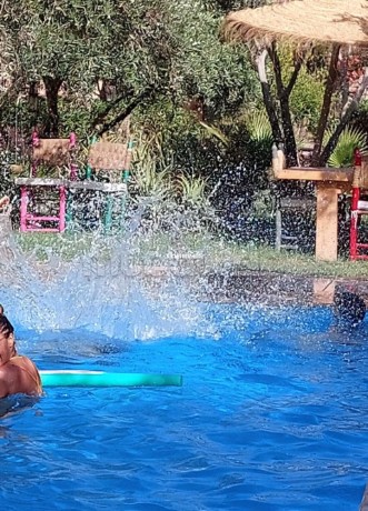 bungalows-pour-2-a-4-avec-piscine-12km-du-centre-big-0