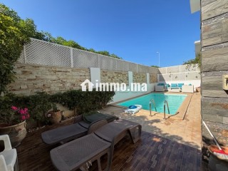 villa-3-facades-avec-grande-piscine