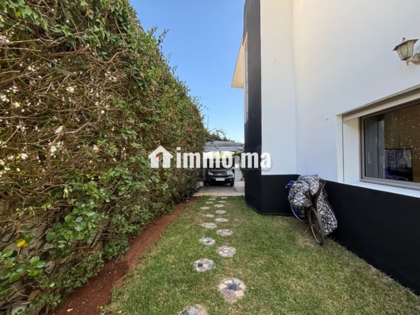 villa-3-facades-avec-grande-piscine-big-9