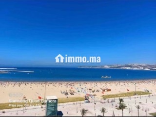 location-dun-appartement-a-de-la-plage-2-pieces-salon-traditionnel-et-porte-blindee