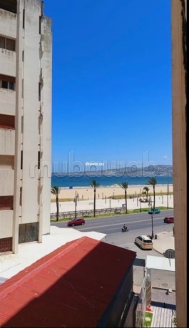 location-dun-appartement-a-de-la-plage-2-pieces-salon-traditionnel-et-porte-blindee-big-1