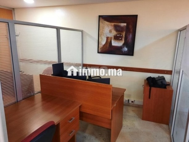 grand-plateau-de-bureaux-meuble-et-equipe-a-louer-big-4