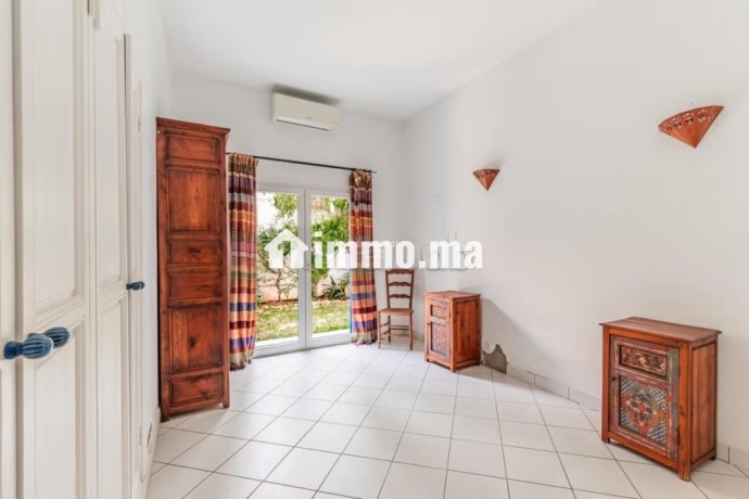 villa-plain-pied-397-m2-a-vendre-big-11