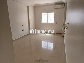 Appartement Bien Ensoleillé et Fraîchement Rénové - Appartement à louer - Casablanca