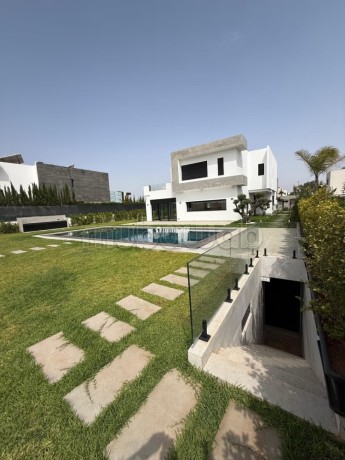 superbe-villa-a-louer-a-souissi-5-chambres-salon-traditionnel-et-systeme-dantenne-parabolique-big-0