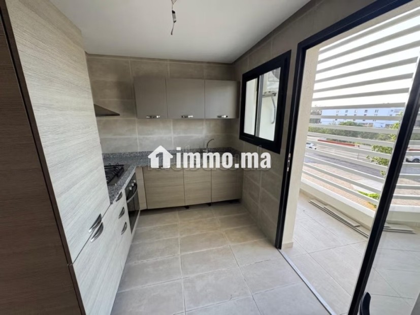 Très bel appartement en location à Riyad. Surface totale 120 m². Terrasse et ascenseur - Location Immobilier - Rabat - photo 3