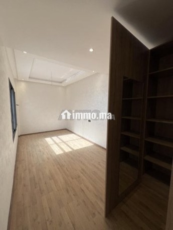 studio-vide-a-louer-a-q-des-hopitaux-big-4