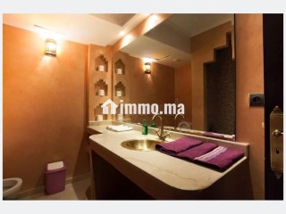 Location saisonnière à Ennakhil Palmeraie. Surface de 100 m². Espaces verts et ascenseur - Appartement à vendre