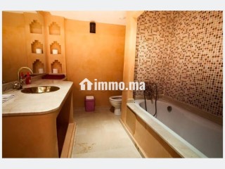 Location saisonnière à Ennakhil Palmeraie. Surface de 100 m². Espaces verts et ascenseur - Appartement à vendre