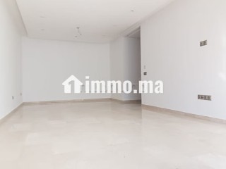 Très bel appartement en location à Oasis. Surface de 120 m². Espaces verts et ascenseur - Appartement à louer - Casablanca
